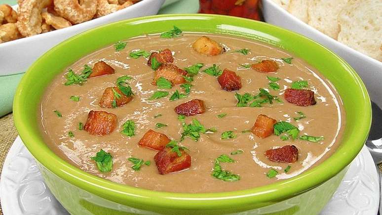 Caldinho de feij&atilde;o com bacon &ndash; Foto: Guia da Cozinha
