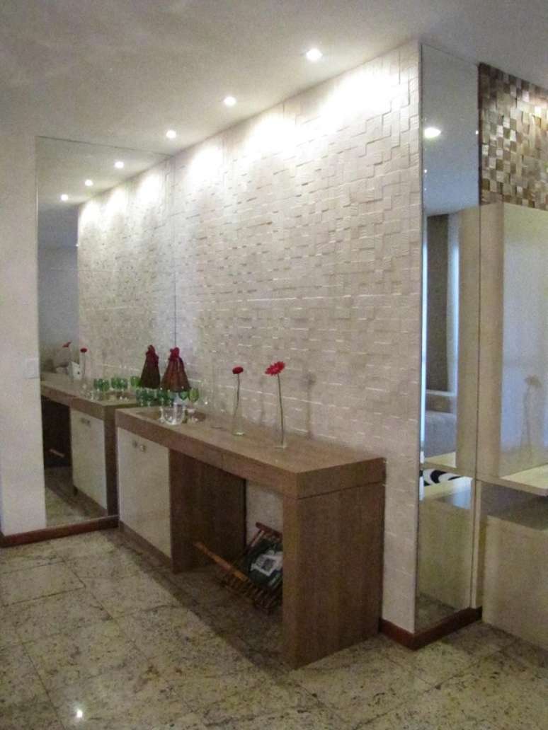 28. Hall de entrada simples com aparador de madeira &ndash; Foto Paola Bassani Louzada