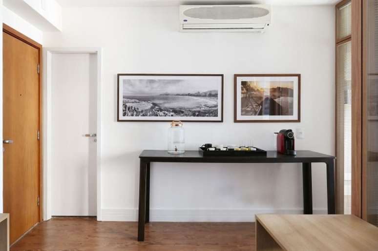 31. Hall de entrada simples com aparador preto &ndash; Foto Next Arquitetura