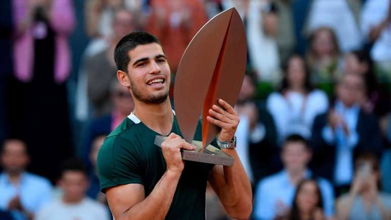 Carlos Alcaraz venceu o Masters 1000 de Madrid após bater Alexander Zverev na final (Foto: OSCAR DEL POZO / AFP)