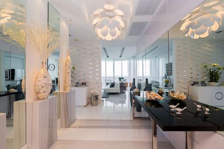 16. Hall de entrada com aparador preto &ndash; Foto Infinity Space