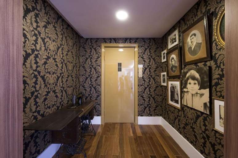 17. Hall de entrada de casas simples com aparador madeira &ndash; Foto Carla Cuono Arquitetura e Interiores