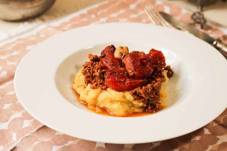 Tomate confitado com carne moída e purê de batatas