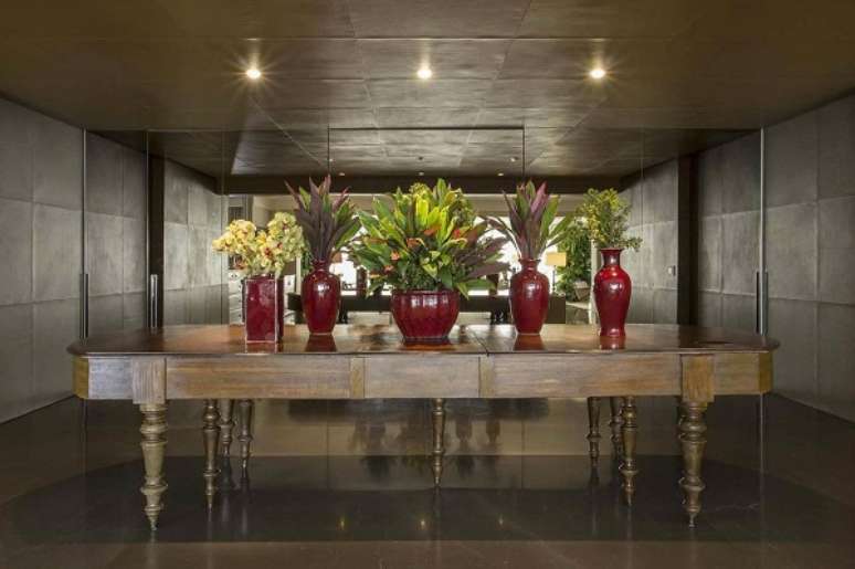 13. Decora&ccedil;&atilde;o com hall de entrada simples e aparador de madeira &ndash; Foto Triplex Arqui