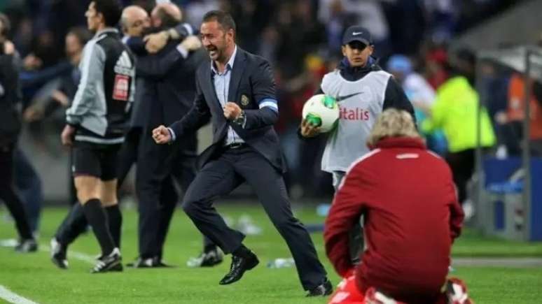 Vitória do Porto, de Vítor Pereira, sobre o Benfica, em 2013, fez Jorge Jesus se ajoelhar (Foto: Reprodução)