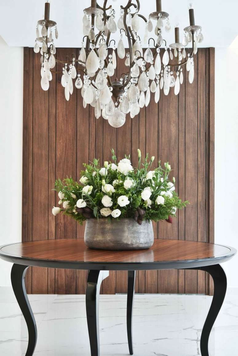 35. Hall de entrada simples com mesa de madeira e vaso de flores brancas – Foto Move Movel