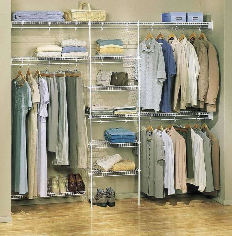 6. Modelo simples de closet aramado &ndash; Foto: Fashion Closet