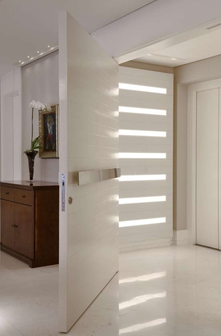 29. Hall de entrada simples com aparador de madeira moderno &ndash; Foto Marcelo Rosset Arquitetura