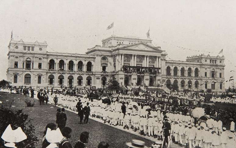 Um desfile em frente ao museu, no dia 7 de setembro de 1912. O imagin&aacute;rio ufanista da Independ&ecirc;ncia ainda hoje assombra o local