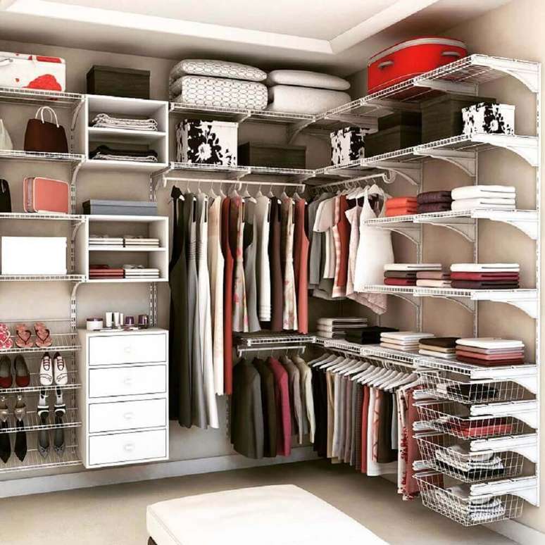 47. Prefira modelos de closet aramado feito sob medida para o espaço que você tem em casa – Foto: Dicas Decor