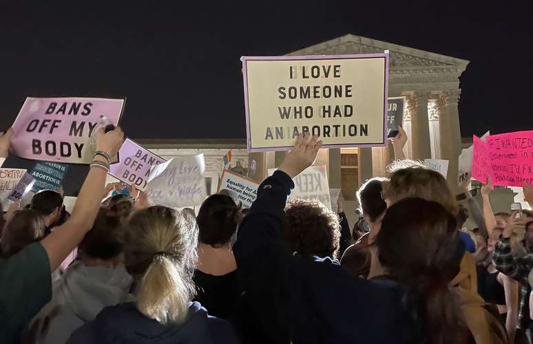 Manifestantes protestam do lado de fora da Suprema Corte dos EUA após vazamento de um rascunho de opinião majoritária da corte contrária à decisão que legalizou o aborto no país