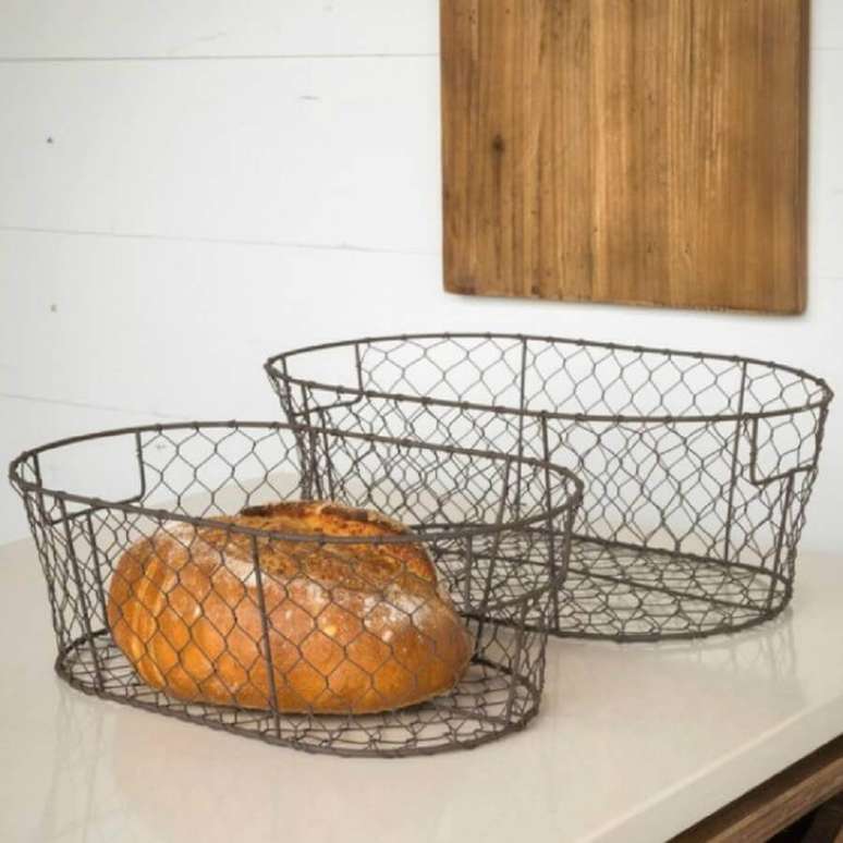 46. Alguns modelos de cestos aramados s&atilde;o mais r&uacute;sticos &ndash; Foto: Antique Farmhouse