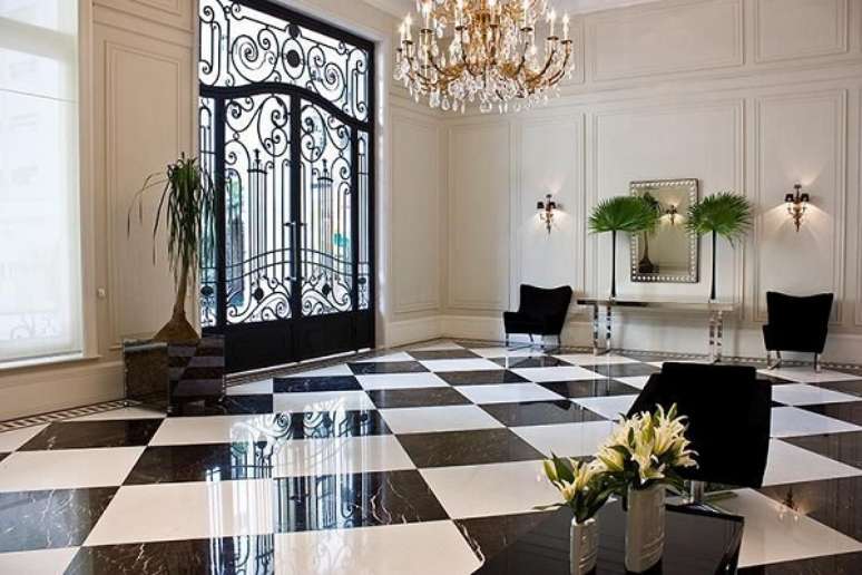 14. Hall de entrada simples com aparador espelhado &ndash; Foto Oscar Mikail