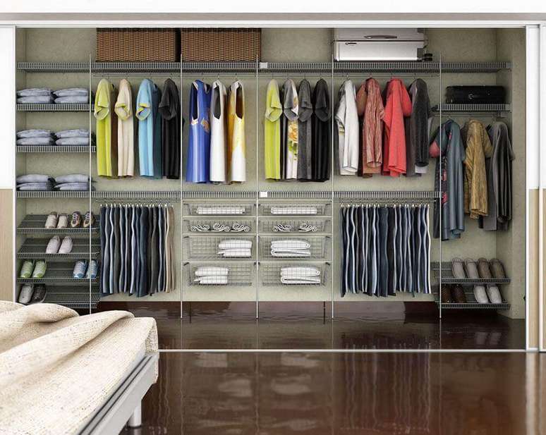 51. Além da cortina você também pode usar uma porta de correr para fechar o seu closet aramado – Foto: Wood Save