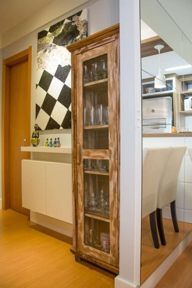 33. Hall de entrada simples de apartamento com bar &ndash; Foto Camila Chalon