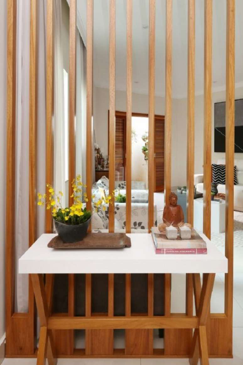 30. Hall de entrada simples com aparador e decora&ccedil;&atilde;o rustica &ndash; Foto Bianchi e Lima Arquitetura