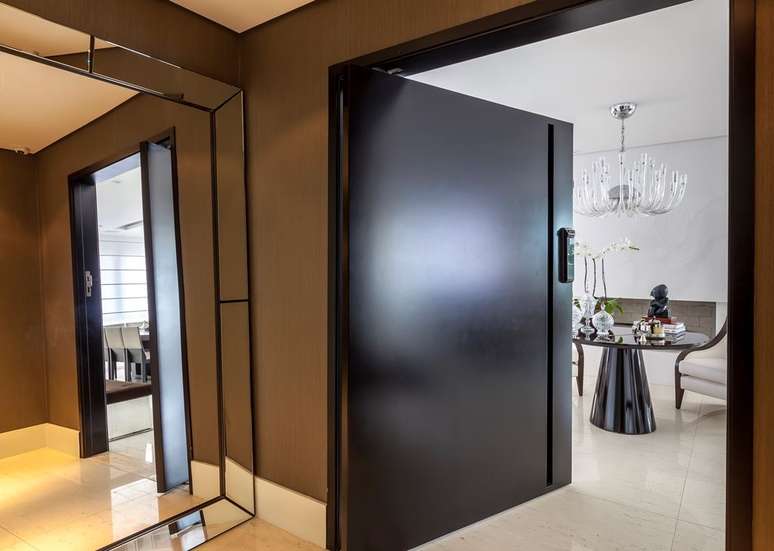 37. Hall de entrada simples com espelho &ndash; Foto Luciana Tomas