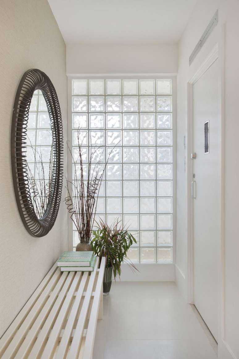 44. Hall de entrada simples na cor branca &ndash; Foto Bruno Cortina