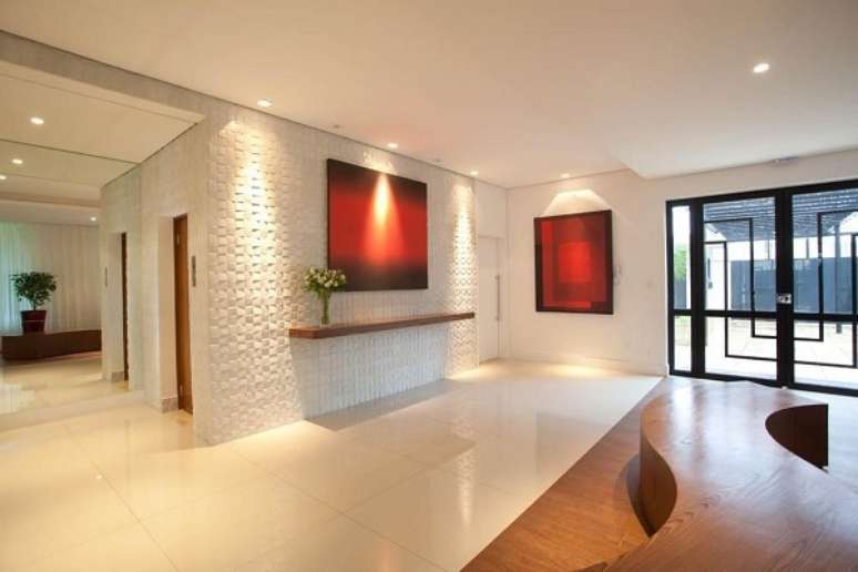 8. Hall de entrada com aparador de madeira moderno &ndash; Foto Studio Novak