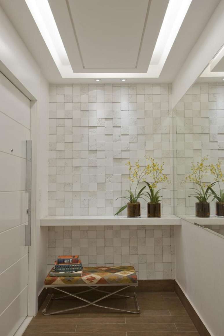 21. Hall de entrada simples com aparador branco &ndash; Foto Marcela Meira Passamani