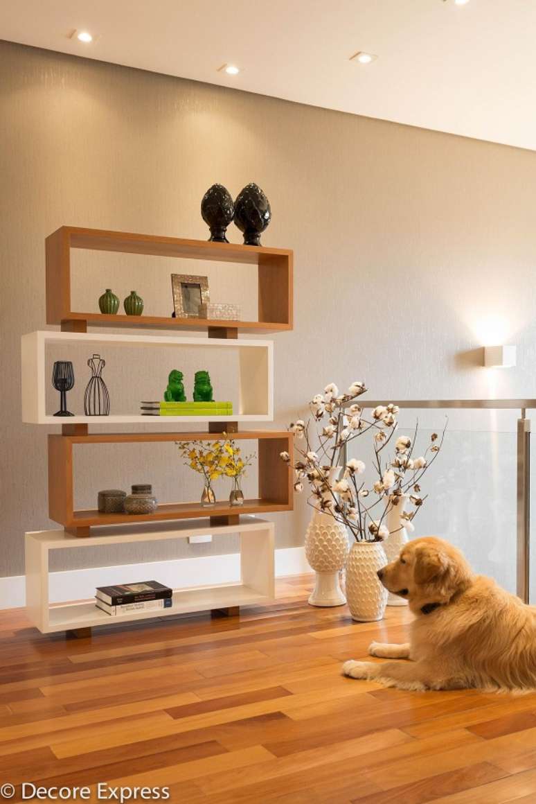 36. Hall de entrada simples com estante branca e bege &ndash; Foto Camila Badaro