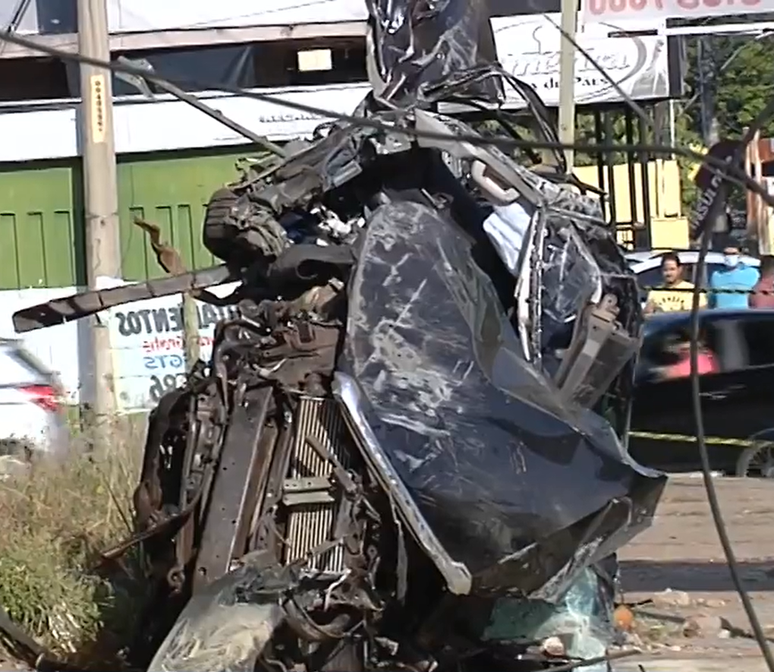 Caminhonete ficou destruída após acidente