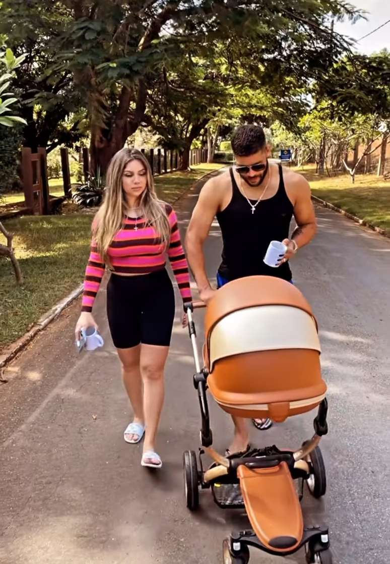Carrinho de bebê da filha do jogador pode chegar a custar R$ 22 mil