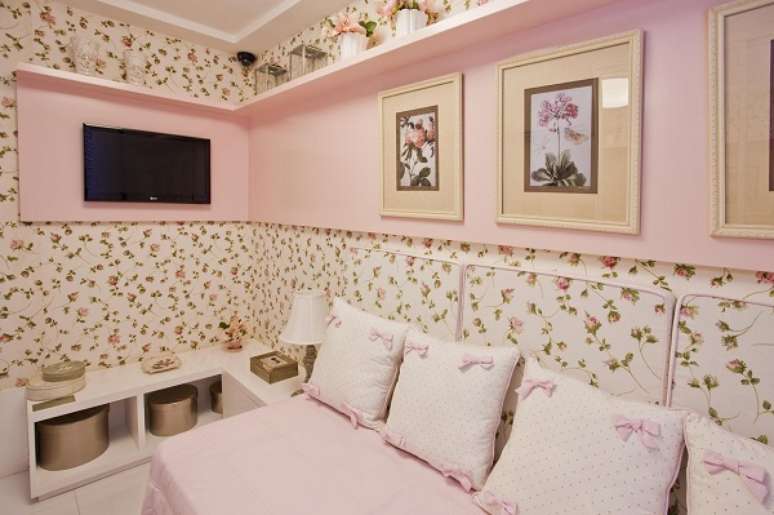 24. Ideias para parede de quarto feminino com papel de parede floral – Foto Conceicao Estrela Pinto Barbosa