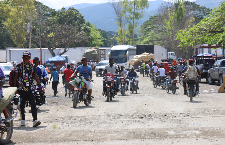 O comércio entre dominicanos e haitianos é movimentado na fronteira entre os dois países