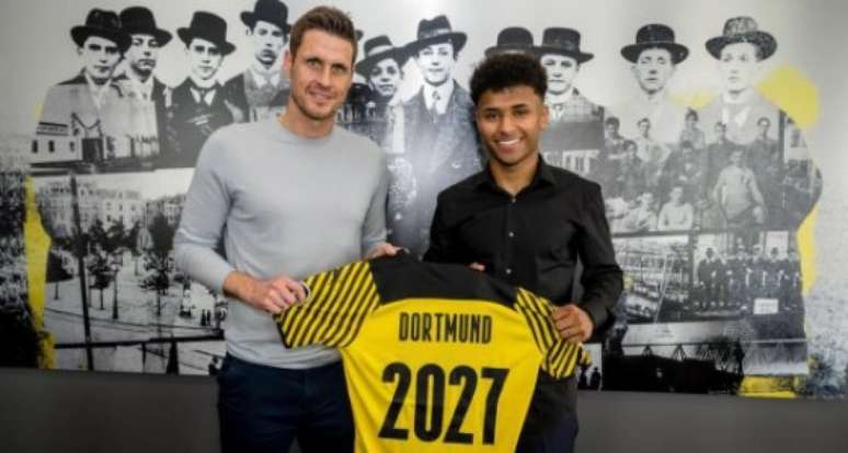 Adeyemi assinou com o BVB por cinco anos (Foto: Divulgação / Borussia Dortmund)