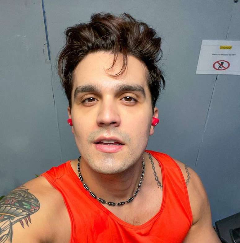 O cantor Luan Santana é o único sertanejo, nesta terça-feira, 10, a ter duas faixas no Top 10 do Spotify Brasil.