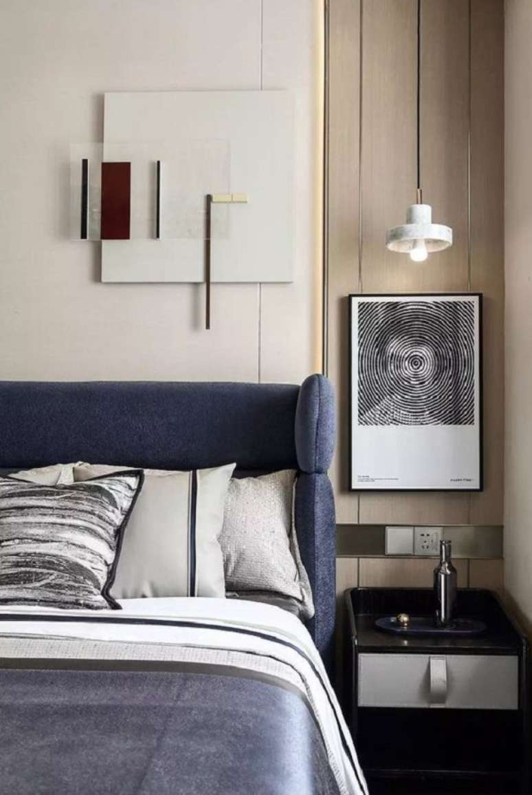 41. Cama estofada azul de veludo para quarto de casal moderno &ndash; Foto Pluto