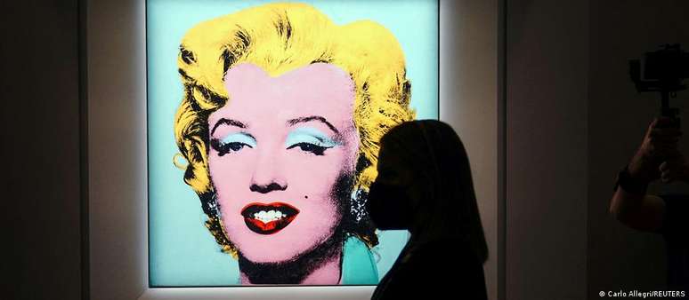 "Shot Sage Blue Marilyn", de Andy Warhol, exibida durante leilão na Christie's