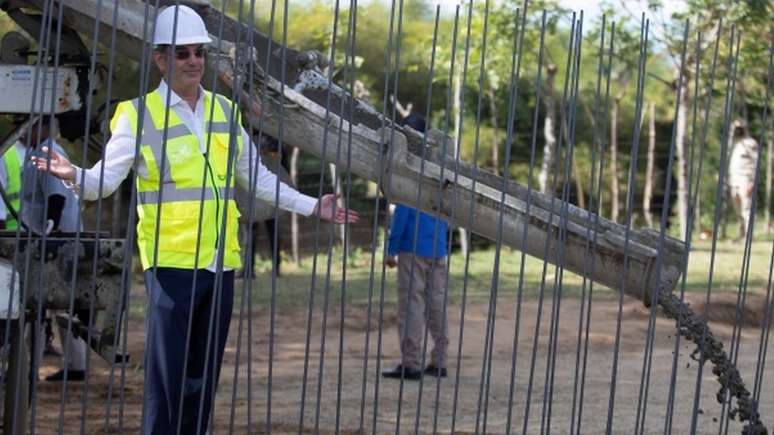 Luis Abinader na inauguração das obras do muro entre a República Dominicana e o Haiti