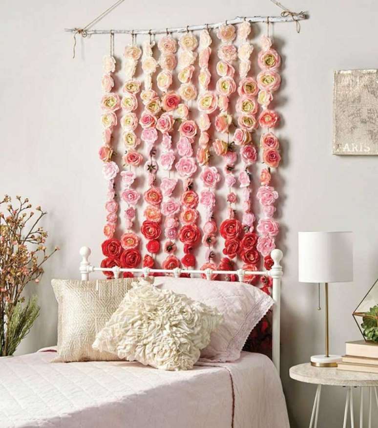 35. Quarto com parede de flores em degrade &ndash; Foto We Fashion Trends