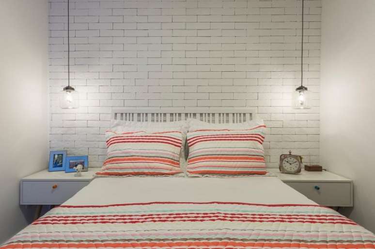 10. Ideias para parede de quarto com papel de parede de tijolinho branco – Foto Idealizzare Arquitetos