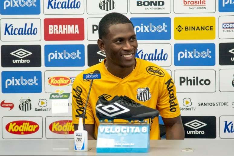 Bryan Angulo foi apresentado no Santos nesta terça-feira (Foto: Ivan Storti/SantosFC)