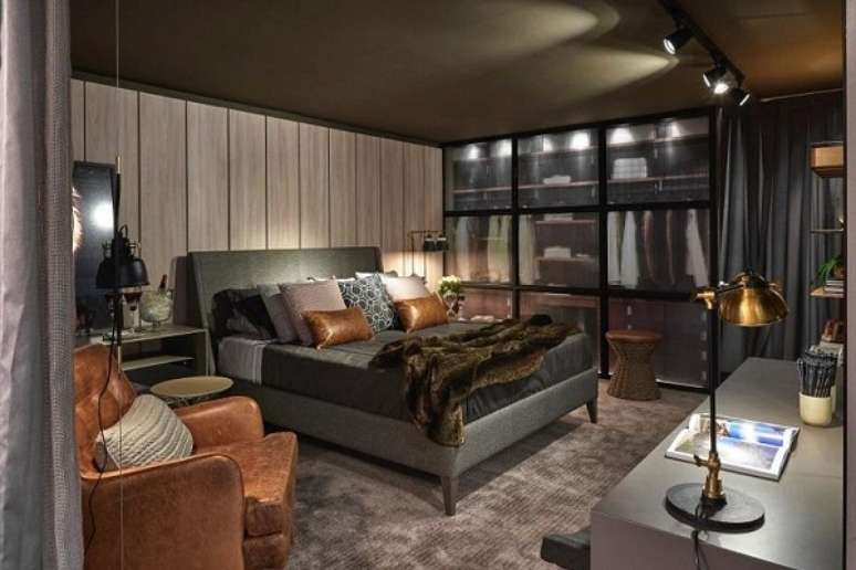 56. Guarda roupa com porta de vidro para separar closet do quarto &ndash; Foto