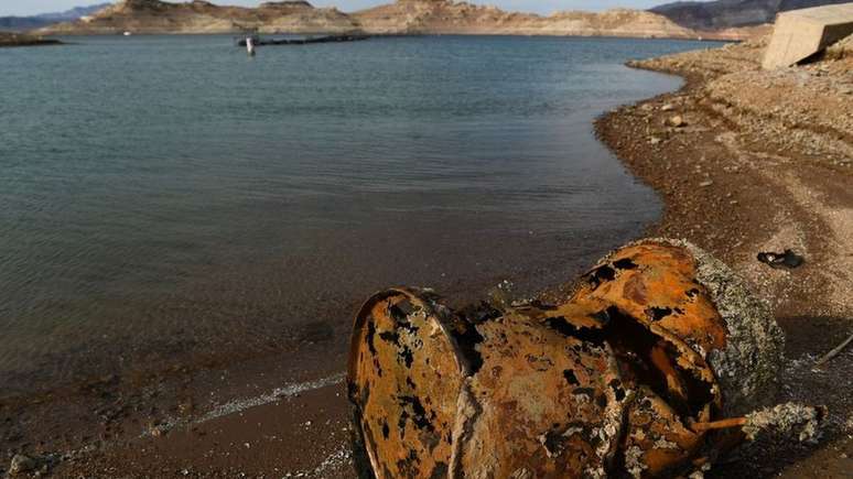 Um barril enferrujado perto de onde uma vítima atingida por tiro foi encontrada na semana passada