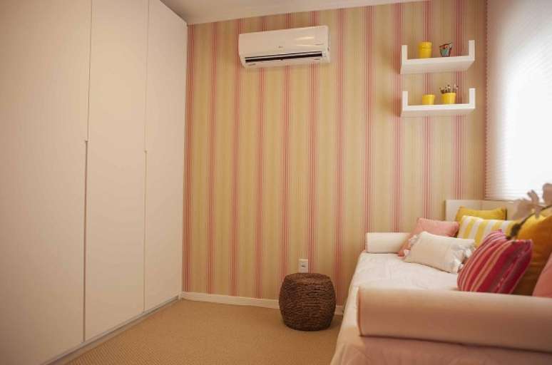33. Ideias para parede de quarto solteiro com papel de parede rosa e amarelo – Foto Paula Ines Sizinando