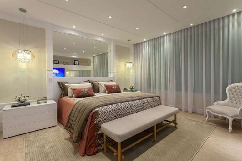 16. Ideias para parede de quarto com espelho e papel de parede &ndash; Foto Aquiles Nicolas Kilaris