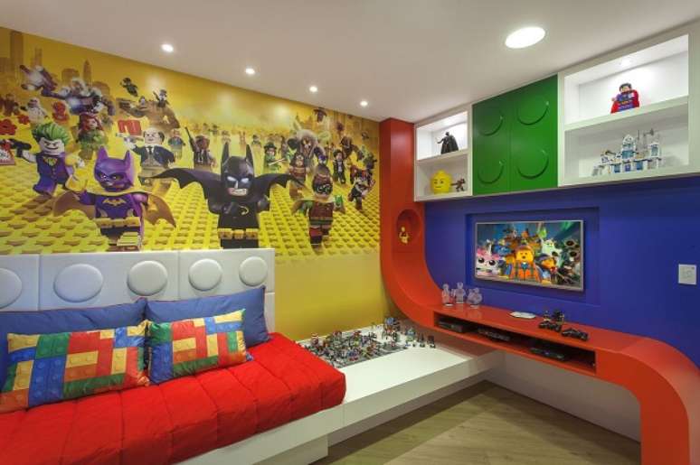 26. Ideias para parede de quarto amarelo com cabeceira branca &ndash; Foto Iara Kilaris