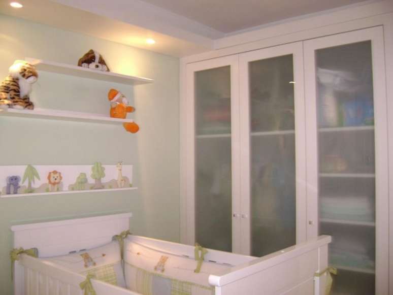 55. Quarto de beb&ecirc; com guarda roupa e porta de vidro &ndash; Foto Livia Gobetti