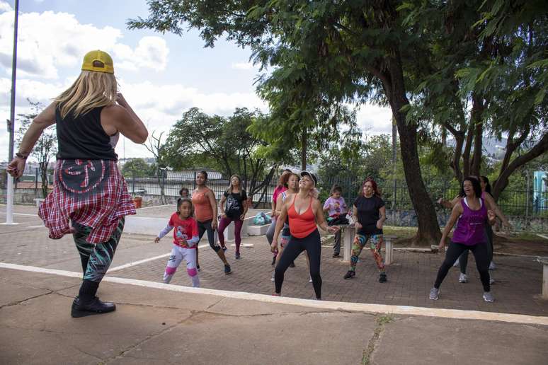 Com encontros aos sábados, o grupo dança em uma praça pública de Perus