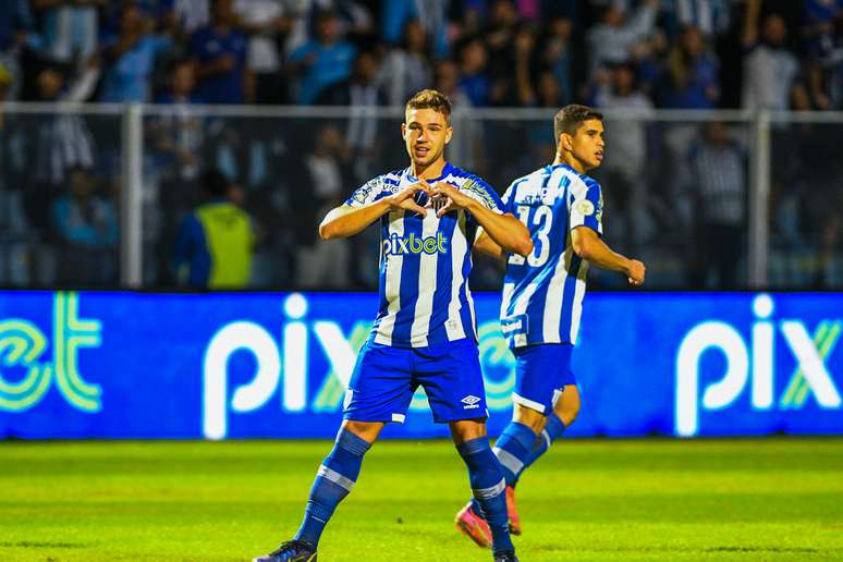 Bissoli, do Avaí, comemora o seu gol durante a partida entre Avaí e Coritiba 