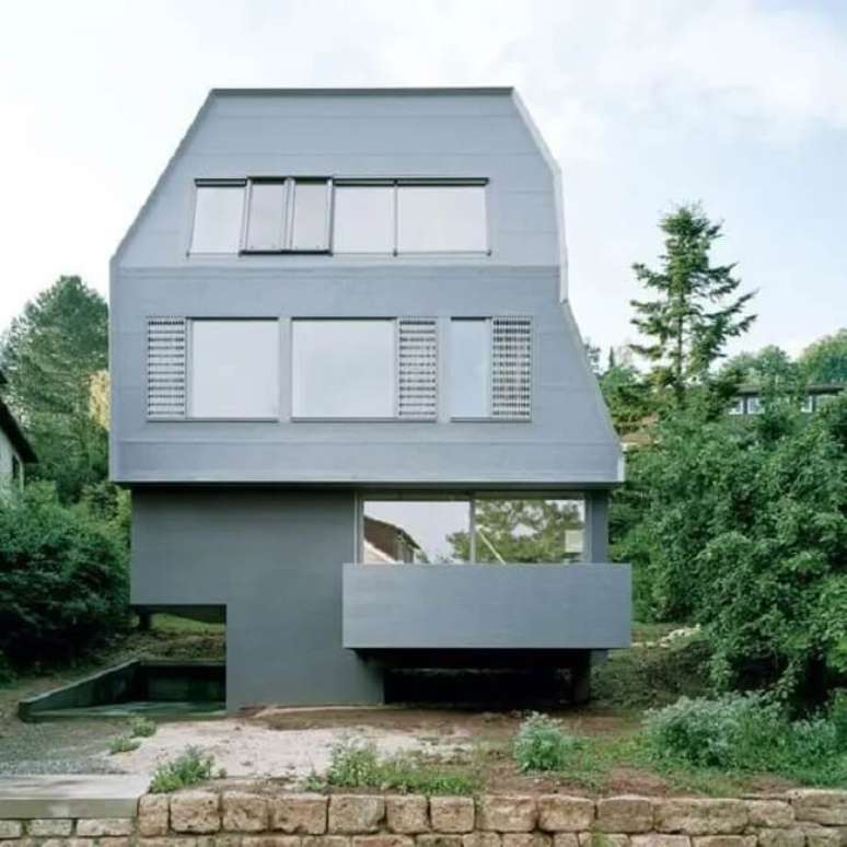 22. Casa futurista com fachada cinza. Fonte: Hometeka