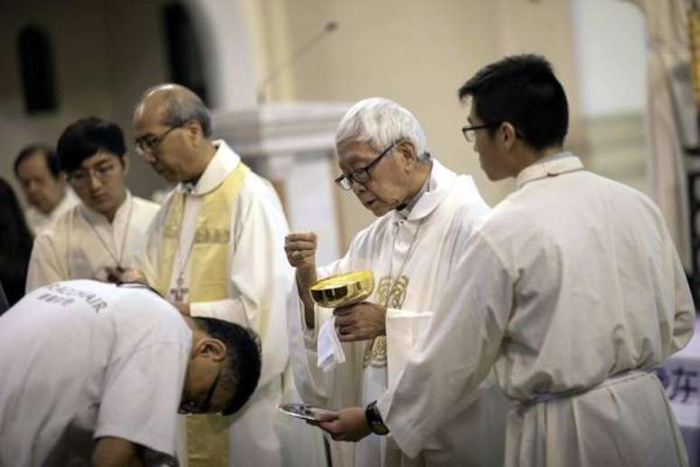 Cardeal Joseph Zen (com o cálice nas mãos) celebra missa em memória do Massacre da Praça da Paz Celestial, em Hong Kong, 31 de maio de 2019