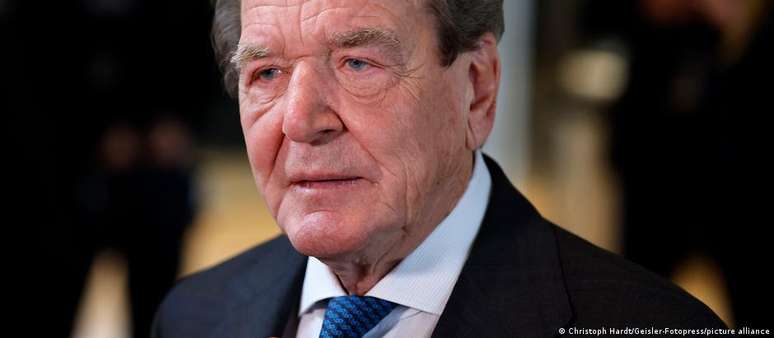 "Eu teria desejado que Gerhard Schröder se colocasse do lado certo da história. Ele optou pelo lado errado", disse copresidente do Partido Social-Democrata