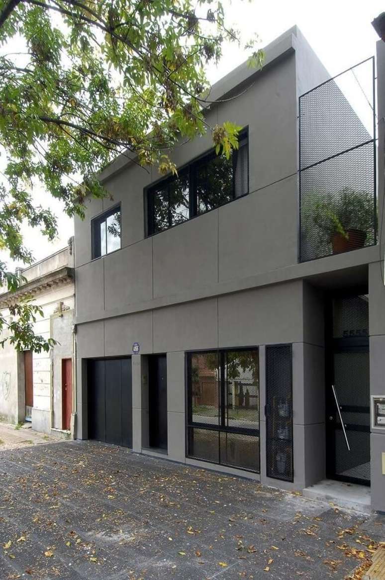 45. Porta metálica preta e fachada de casa cinza. Fonte: Estudio Sespede Arquitectos