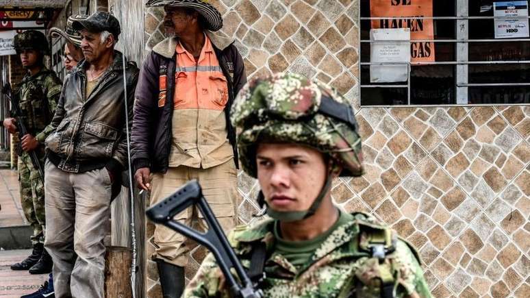 O exército está nas ruas de algumas cidades colombianas após o toque de recolher